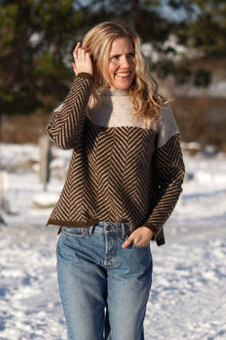 Blouse en maille col montant beige et noir, motif chevrons, manches longues