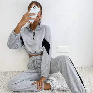 Ensemble sweat gris zippé et pantalon gris à cordon, vue rapprochée, bandes noires