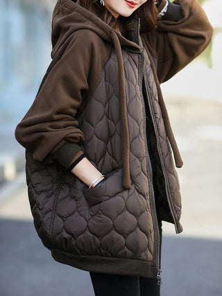 Veste matelassée à capuche marron avec motif alvéolé, fermeture zippée.