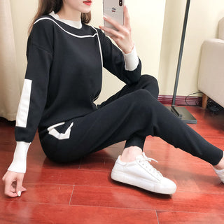 Ensemble blouse et pantalon maille légère noir, haut liserés blancs et pantalon avec cordon.