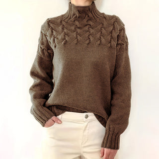 Pull en tricot marron à col roulé, manches longues, motif torsadé texturé