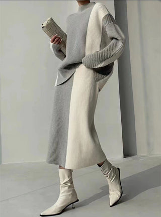 Ensemble jupe et blouse gris clair et écru, maille côtelée, col montant, jupe mi-longue.
