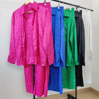 Ensembles chemise et pantalon satin léopard, modèles rose, bleu, vert, noir et blanc
