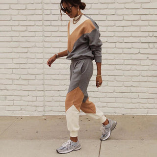 Ensemble sweat gris à empiècements brun et blancs, col V et bas de jogging