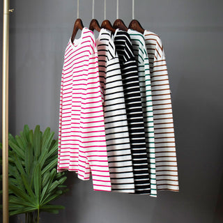 Cintre de blouses rayées manches longues : rouge, bleu marine, noir, vert, marron.