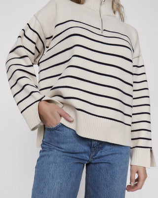 Blouse en maille rayée, col zippé demi-hauteur, bas côtelé, blanc cassé et bleu marine