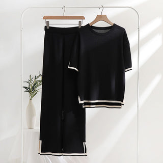 Ensemble t-shirt et pantalon en maille légère noir, bordures blanches contrastées.