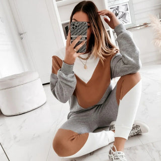 Ensemble sweat gris, empiècements brun et blancs, encolure en V, pantalon assorti