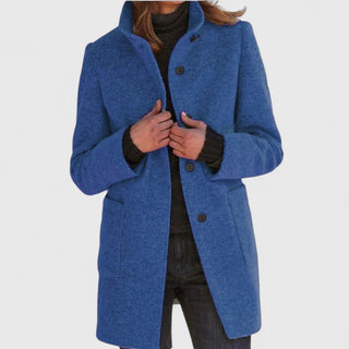 Manteau classique en laine bleu, fermeture boutonnée, col ouvert, poches plaquées.