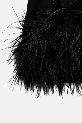 Claudia | Robe courte sans col avec garniture en plumes