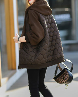 Veste matelassée à capuche marron, coupe droite, manches longues, zip visible.
