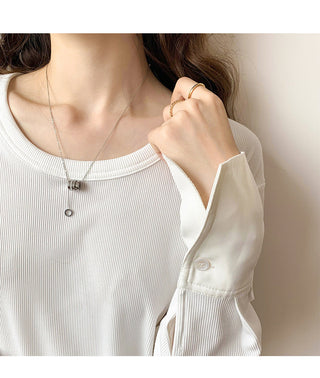 Pull en maille côtelée blanc : encolure ronde boutonnée et patte de boutonnage