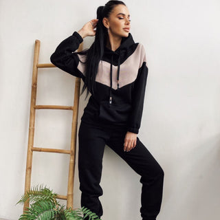 Ensemble sweat à capuche et jogging noir, empiècement clair sur le haut