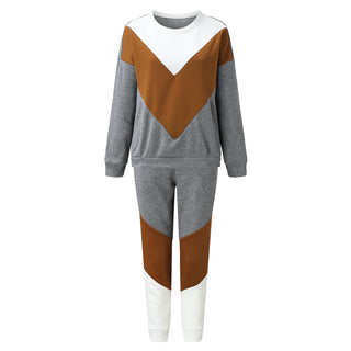 Ensemble sweat gris et blanc avec empiècements brun, col V, pantalon de jogging