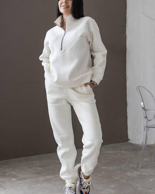 Ensemble sweat zippé blanc et pantalon assorti, demi-zip, coupe ample, chevilles resserrées