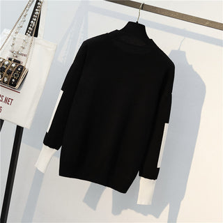 Blouse en maille noire du même ensemble, dos uni et col montant côtelé.