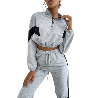 Sweat gris zippé court avec empiècements noirs et pantalon gris à cordon