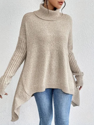 Pull en cachemire crème, col roulé, manches longues côtelées, ourlet asymétrique