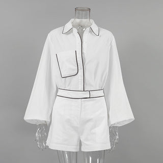 Ensemble en coton blanc porté sur mannequin : chemise boutonnée, short assorti
