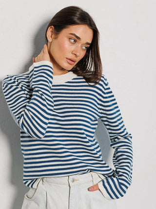 Pull à manches longues rayé bleu et blanc, col rond côtelé