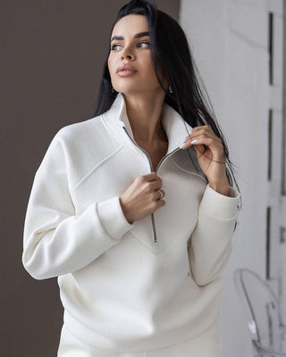 Ensemble sweat zippé blanc avec pantalon assorti, demi-zip au col, manches longues