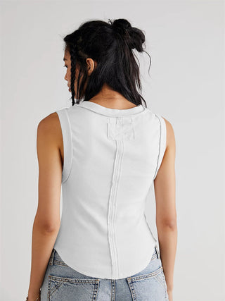 T-shirt sans manches blanc : vue dos avec coutures verticales et col montant