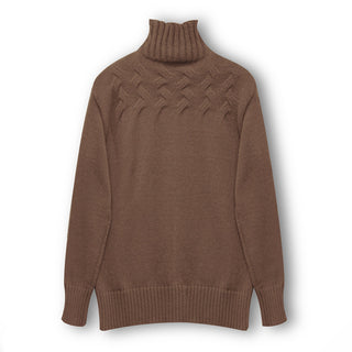 Pull en tricot marron à col roulé, motif torsadé sur le buste, manches longues