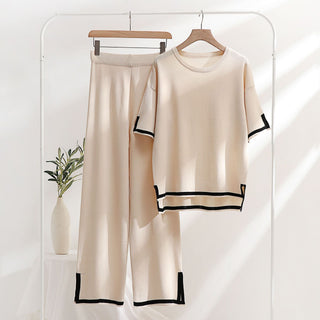 Ensemble t-shirt et pantalon beige en maille légère, bordures noires contrastées.