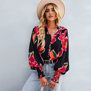 Chemise noire à fleurs multicolores, manches bouffantes, patte boutonnée