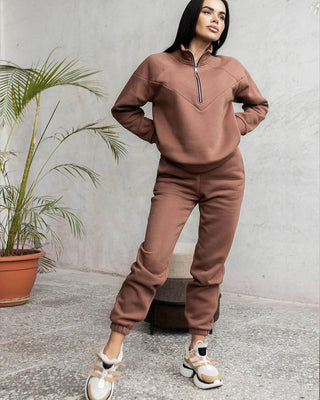 Ensemble sweat zippé marron et pantalon assorti, demi-zip au col, bas resserrés