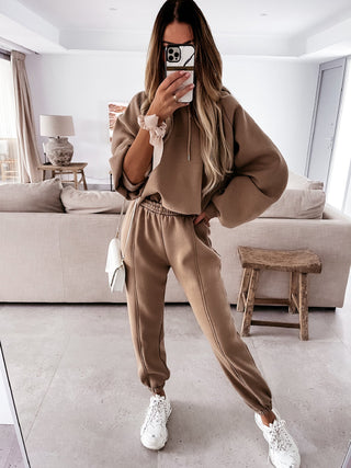 Ensemble sweat à capuche et pantalon beige, manches longues, pantalon bouffant, cordon.
