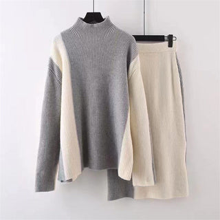 Ensemble jupe et blouse gris avec empiècements écru, col montant en maille côtelée.