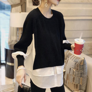 Pull noir en maille, col rond et manches bouffantes, superposition blanche à l’ourlet
