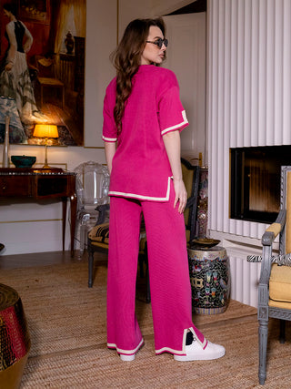 Ensemble rose fuchsia : t-shirt manches courtes et pantalon long, finitions blanches.