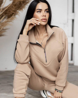 Ensemble sweat zippé beige clair et pantalon assorti, demi-zip au col montant, poignets côtelés