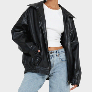 Veste en cuir noire zippée, col montant, poches latérales et taille froncée