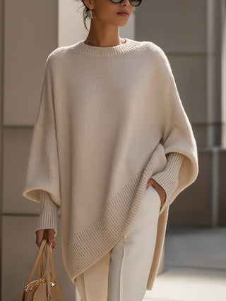 Poncho femme oversize beige en maille, encolure ronde et bord côtelé