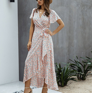 Robe fleurie avec décolleté en V & volants – Estivale & Élégante