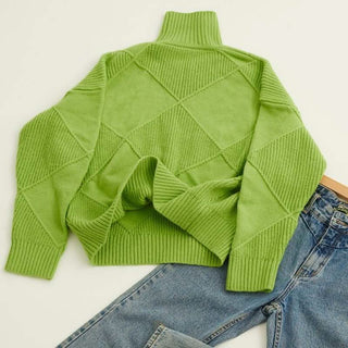 Pull col roulé vert avec motifs losanges en relief au dos et manches longues