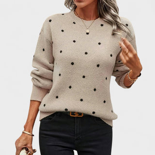 Pull en maille à pois, col rond, manches longues, beige clair et pois noirs.