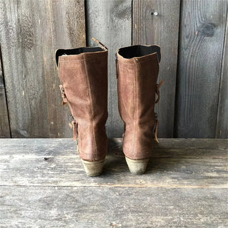 Bottes marron hautes, vue arrière: fermeture éclair latérale et talon bas visibles.