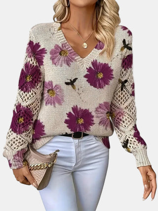 Pull femme en tricot crème, fleurs violettes, col V et manches ajourées