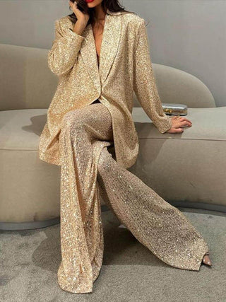 Blazer long en sequins dorés avec col châle, porté ouvert en coupe oversize.