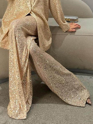 Blazer long en sequins dorés avec col châle, porté près du corps, style oversize.