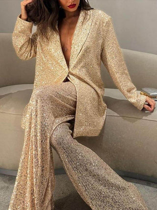 Blazer long en sequins dorés, manches longues, col châle et silhouette décontractée.