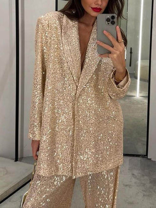 Blazer long en sequins dorés, coupe oversized, col châle et fermeture croisée.