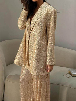 Blazer long en sequins dorés, bordure en col châle, coupe oversize ajustable.