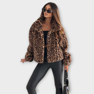 Veste léopard marron et noir, col retourné, manches bouffantes, coupe courte.