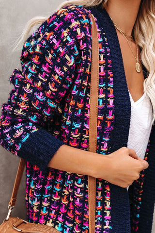 Détail du cardigan longline en tweed bouclé multicolore violet et marine, ouvert, manches longues