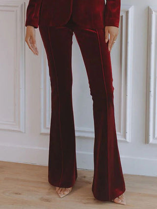 Pantalon en velours rouge évasé, détails satin, partie du costume assorti